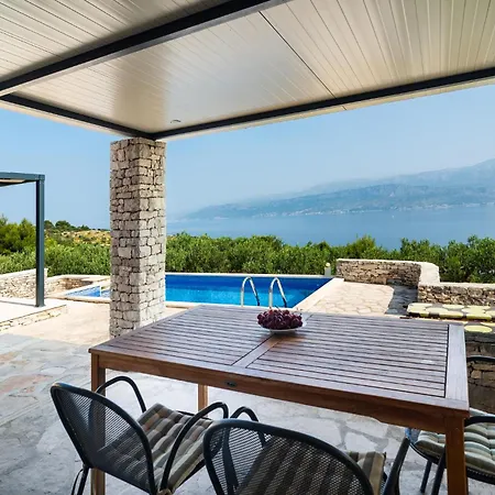 Beautiful In With Private Swimming Pool, Be Inside Or Outside *